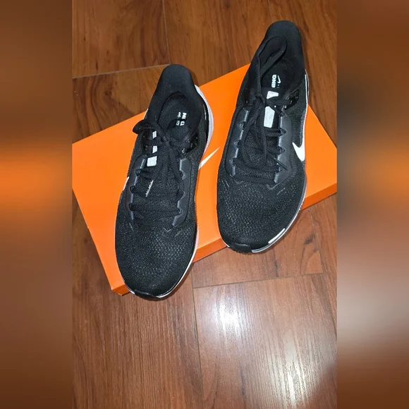 NIB Size 7.5 Nike Black and White Air Zoom Sneakers - Picture 2 of 5